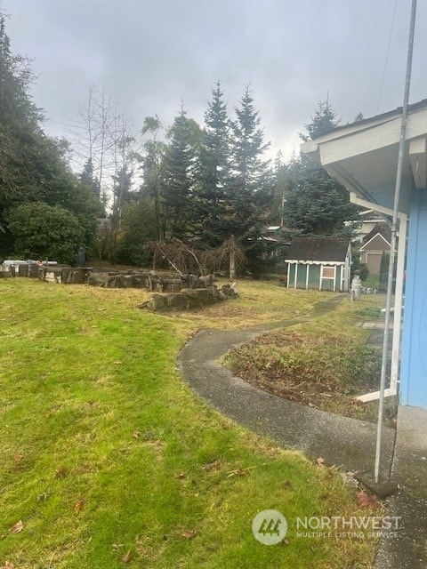 view of yard featuring an outbuilding