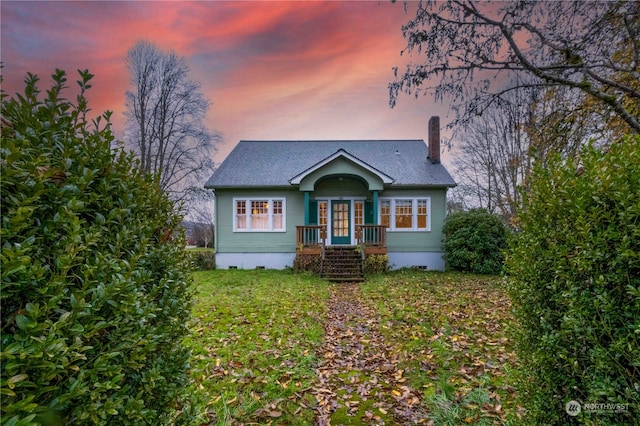 view of front of house featuring a lawn