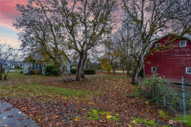 516 SW Riverside Dr, Chehalis, WA 98532 - view of yard at dusk