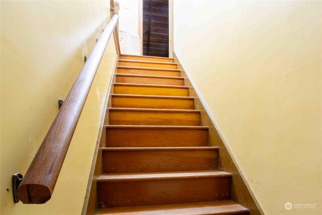 516 SW Riverside Dr, Chehalis, WA 98532 - view of stairs