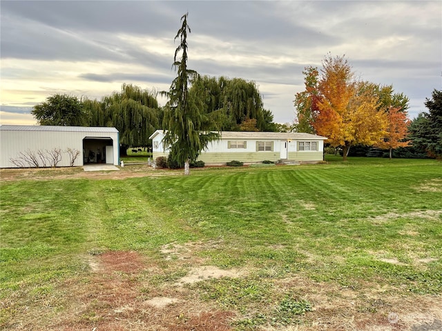 view of yard with an outdoor structure