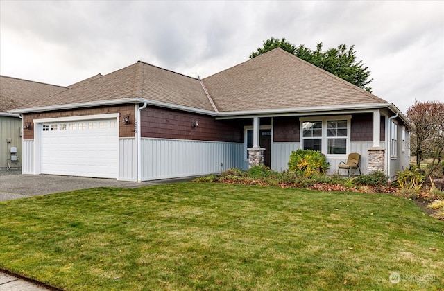 view of front of property featuring a front yard and a garage