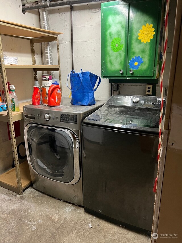 laundry room with cabinets and independent washer and dryer