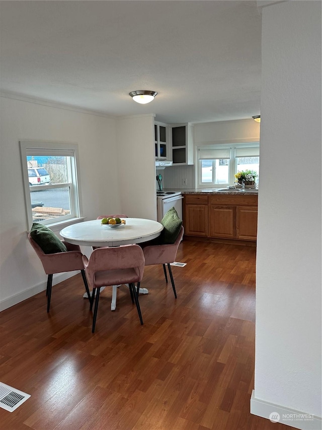 dining space with sink and dark hardwood / wood-style floors