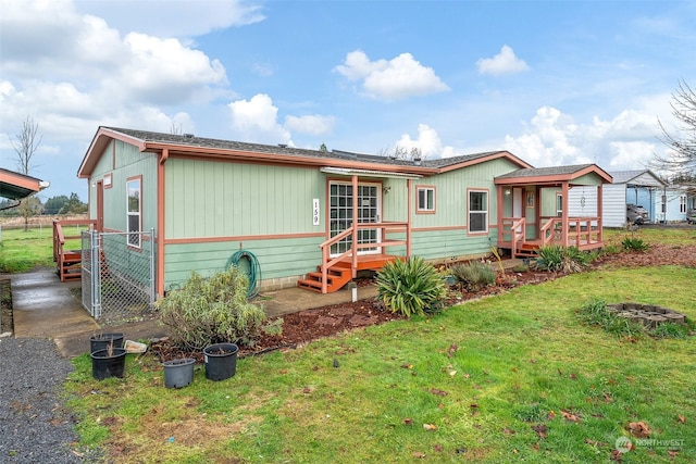 view of front of house featuring a front yard