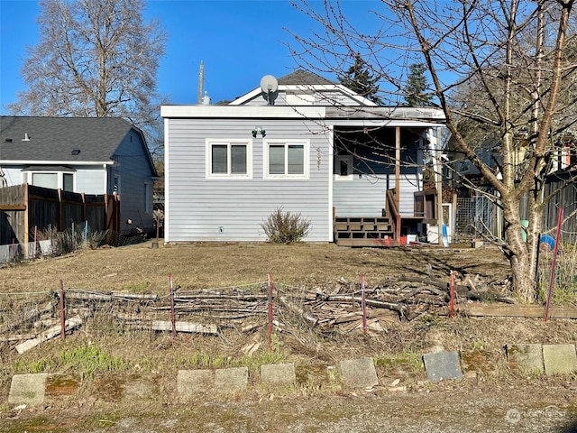 view of front facade with fence