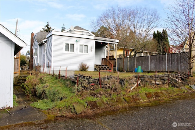 view of front facade featuring fence