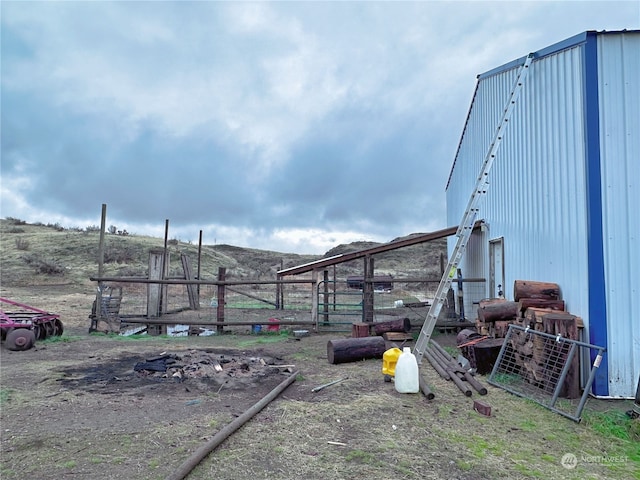 view of yard with an outbuilding