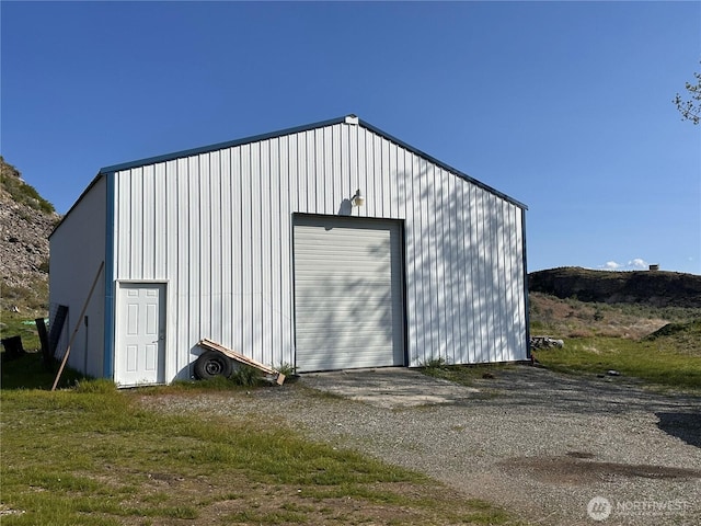 view of outdoor structure with an outdoor structure and driveway