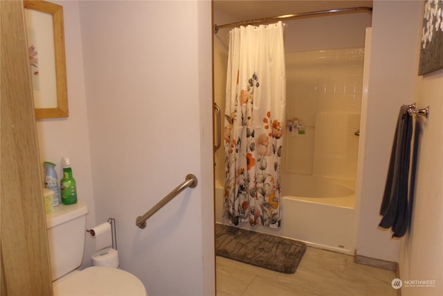 bathroom featuring toilet and shower / bath combo with shower curtain