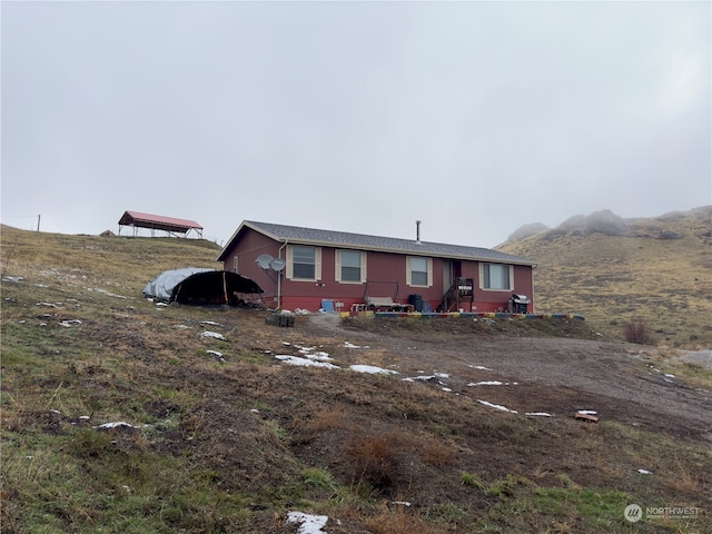 view of front of house featuring a mountain view