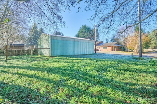 view of yard featuring an outdoor structure