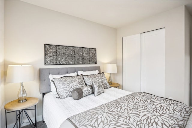 bedroom featuring carpet floors and a closet