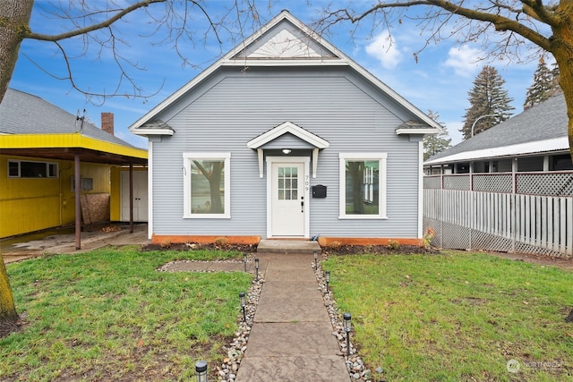 view of front of home featuring a front yard