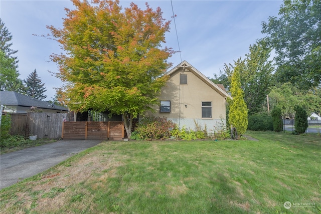 view of front of property featuring a front yard