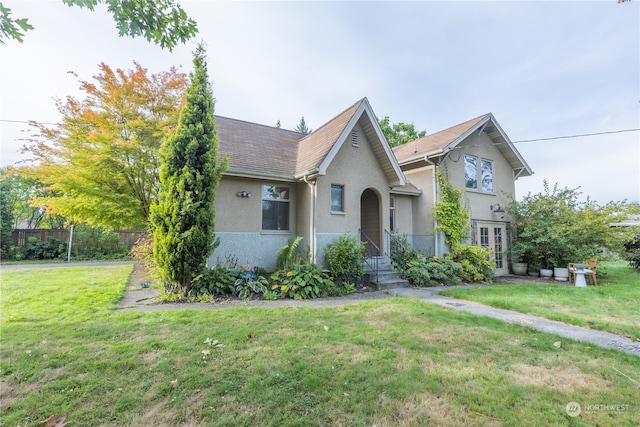 view of front of property featuring a front lawn