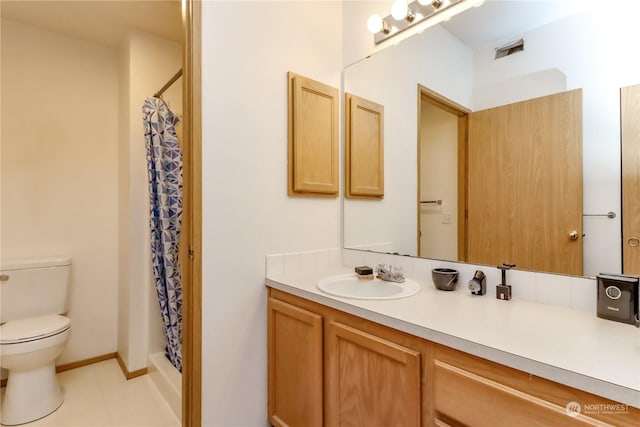 bathroom featuring a shower with shower curtain, vanity, and toilet