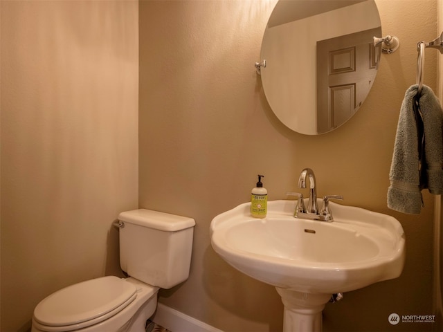 bathroom featuring toilet and sink