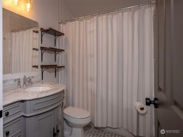 bathroom featuring a shower with shower curtain, vanity, and toilet