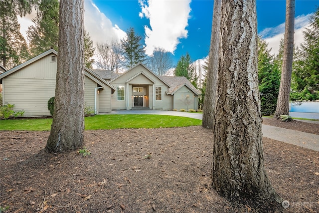 view of front of home featuring a front yard