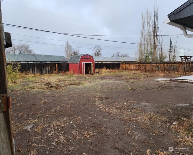 view of yard featuring a storage unit