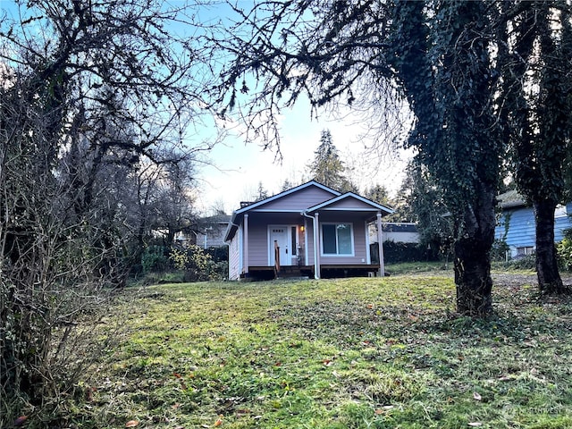 view of front facade featuring a front lawn