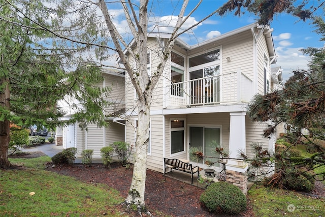 view of front of house featuring a balcony