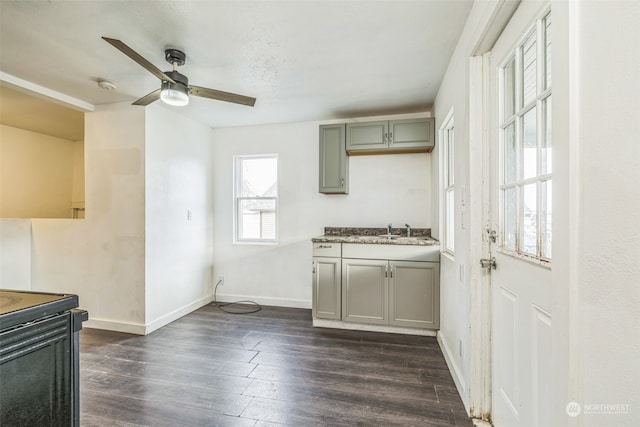 kitchen with ceiling fan, sink, electric range, dark wood-type flooring, and gray cabinets