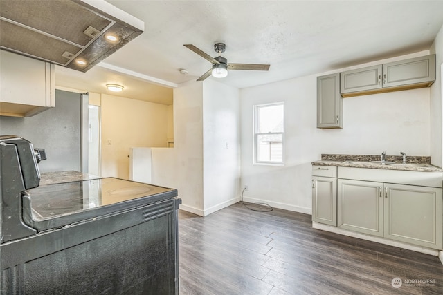 kitchen featuring black range with electric stovetop, ceiling fan, sink, dark hardwood / wood-style floors, and gray cabinets