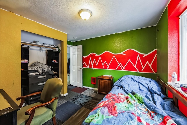 bedroom featuring a textured ceiling and a closet