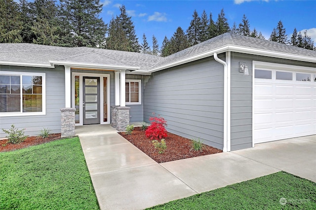 view of front of home featuring a front yard and a garage