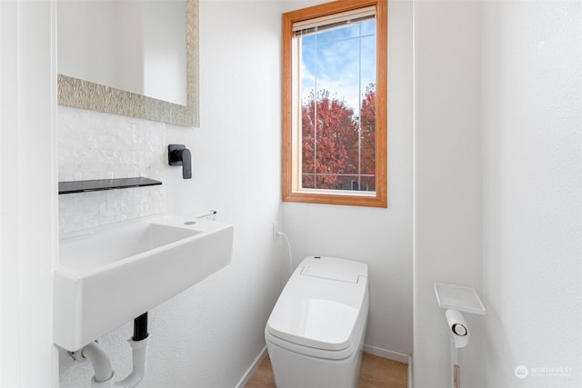 340 Brandi Ln, Wenatchee, WA 98801 - bathroom featuring toilet, a sink, and baseboards