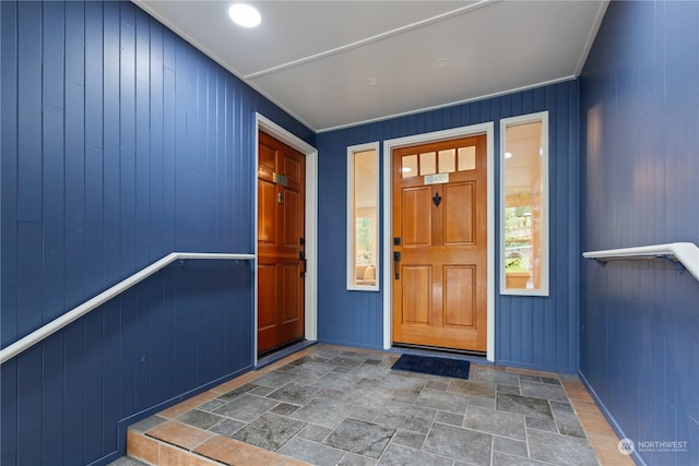 property entrance featuring covered porch