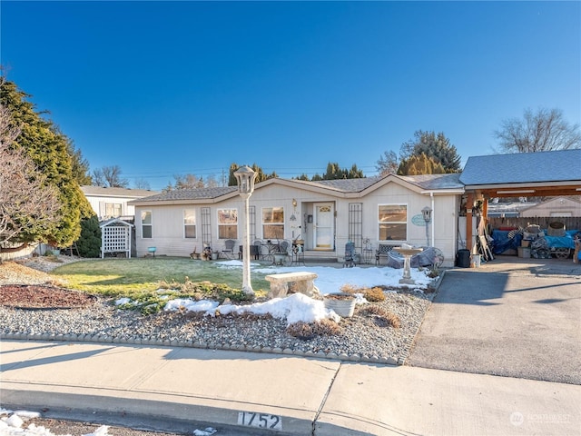 single story home with a front yard