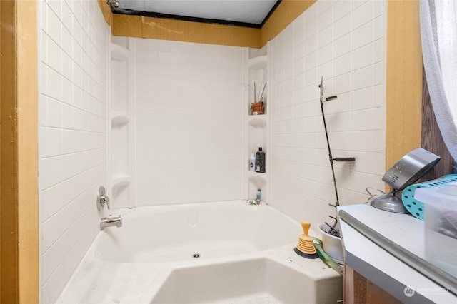 bathroom with vanity and tiled shower / bath