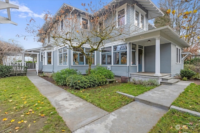 view of front facade featuring a porch and a front lawn