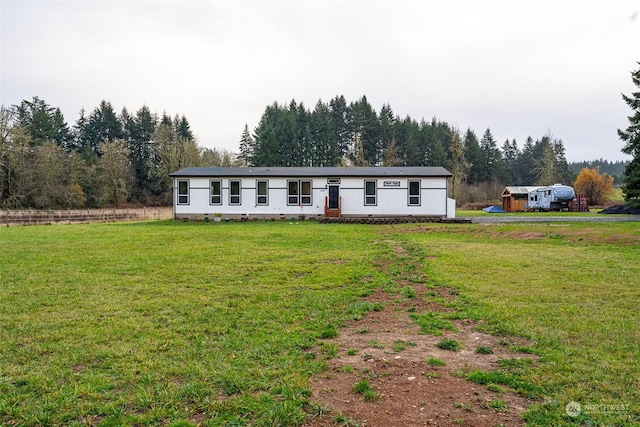 manufactured / mobile home with a front yard