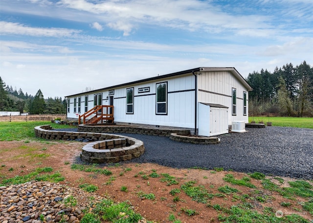 view of front of property with an outdoor fire pit