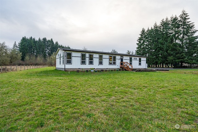 manufactured / mobile home featuring a front lawn