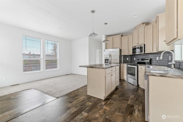 kitchen featuring sink, dark wood-type flooring, stainless steel appliances, decorative light fixtures, and a kitchen island