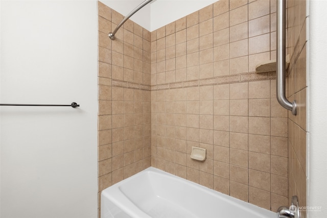 bathroom with tiled shower / bath