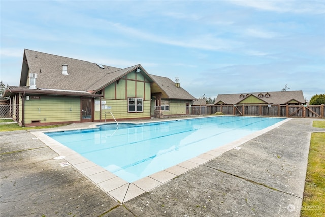 view of swimming pool