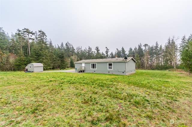 view of yard with a storage shed