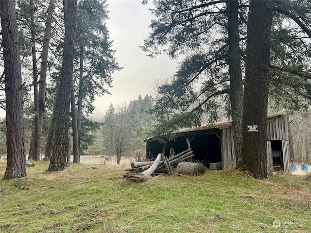 view of yard with an outdoor structure