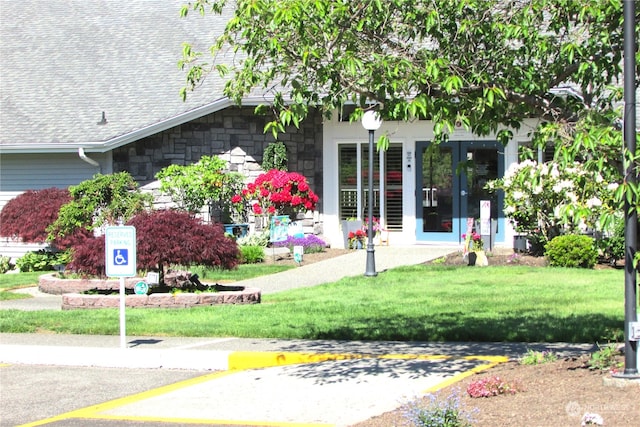 property entrance featuring a lawn