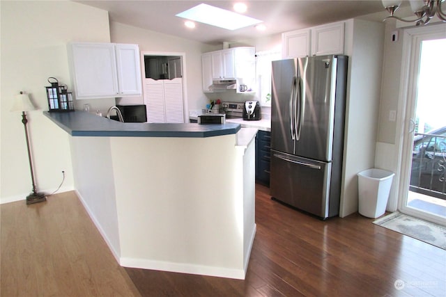 1427 100th St SW Unit 97, Everett, WA 98204 - kitchen with stainless steel appliances, a skylight, a peninsula, dark wood-style floors, and lofted ceiling