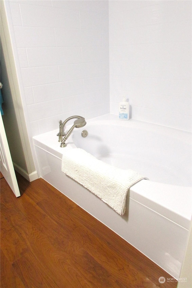 1427 100th St SW Unit 97, Everett, WA 98204 - full bath with a tub and wood finished floors