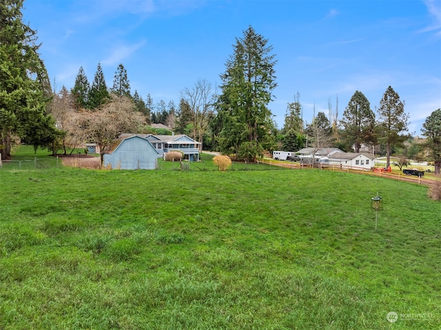 view of yard featuring an outbuilding