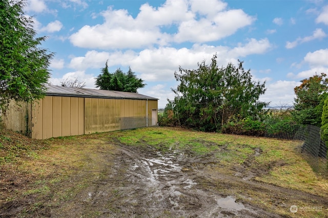 view of yard featuring an outdoor structure