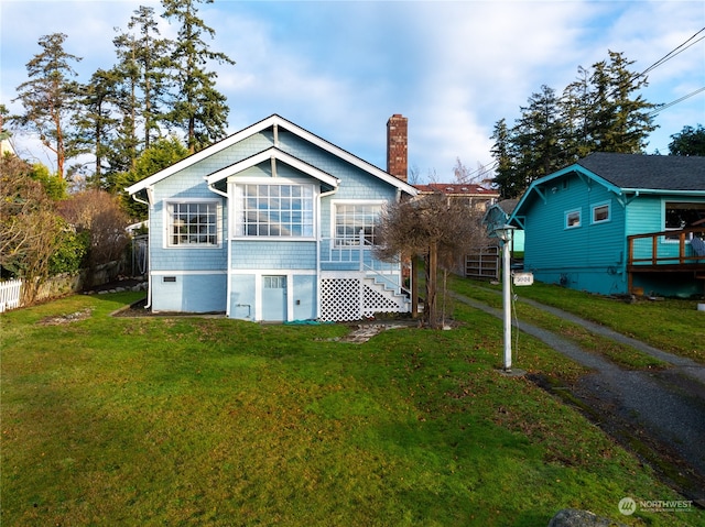 view of front of home featuring a front yard